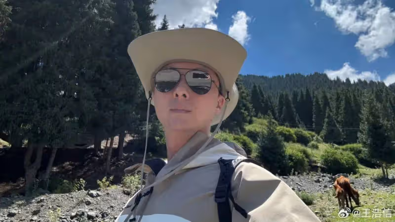 TVB前當家視帝回內地老家探親！自稱想玩轉南疆，拍照打卡引發性別誤會