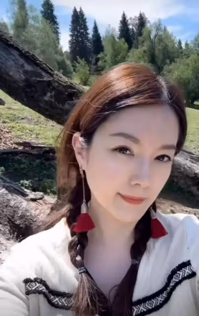 TVB前當家視帝回內地老家探親!自稱想玩轉南疆,拍照打卡引發性別誤會