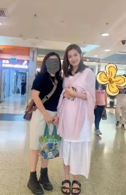 TVB前當家視帝回內地老家探親!自稱想玩轉南疆,拍照打卡引發性別誤會