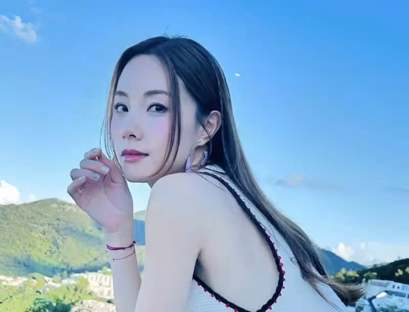 恭喜!40歲香港知名女星單身三年曝新戀情,承認與肌肉男戀愛,網友催快點結婚