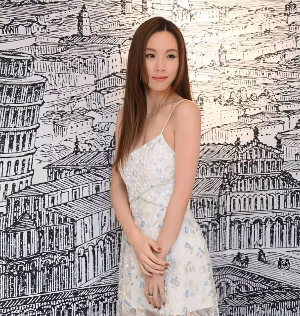 恭喜!40歲香港知名女星單身三年曝新戀情,承認與肌肉男戀愛,網友催快點結婚