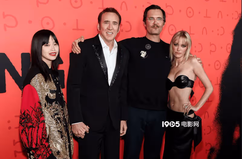 《長腿怪》首映式!凱奇左擁性感夢露、右抱嬌妻