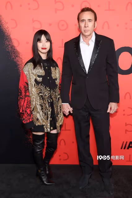 《長腿怪》首映式!凱奇左擁性感夢露、右抱嬌妻