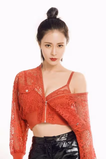 演員胡然曝光時尚寫真 小露香肩演繹甜酷女孩