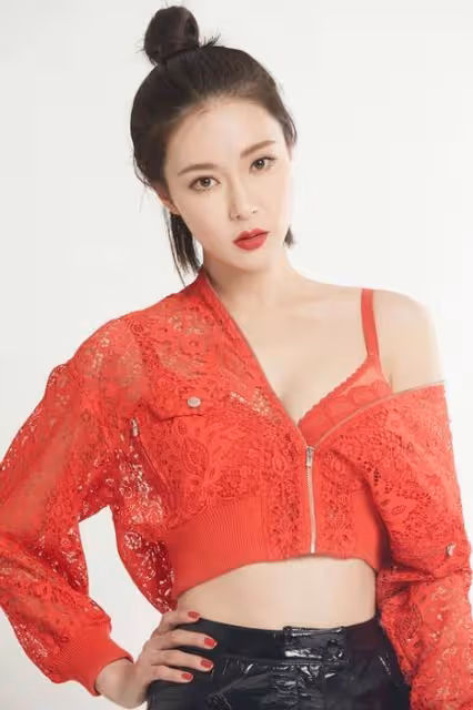 演員胡然曝光時尚寫真 小露香肩演繹甜酷女孩