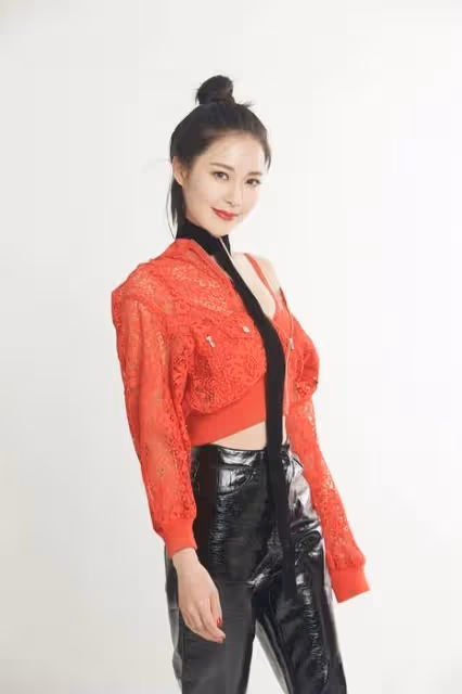 演員胡然曝光時尚寫真 小露香肩演繹甜酷女孩