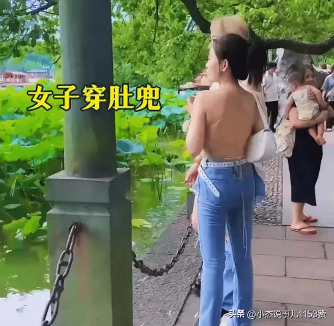兩女子穿清涼服裝逛西湖,露背裝引熱議,女子解釋:我有穿衣自由