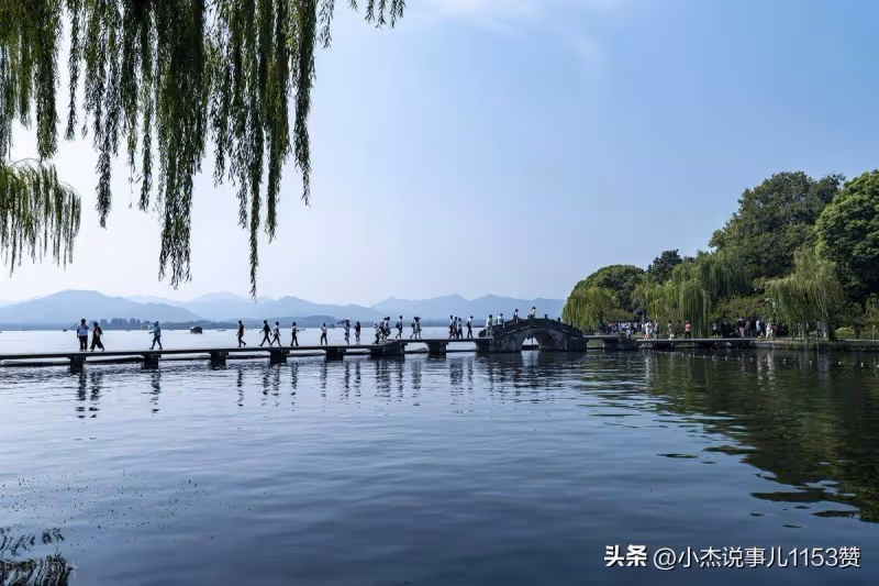 兩女子穿清涼服裝逛西湖,露背裝引熱議,女子解釋:我有穿衣自由