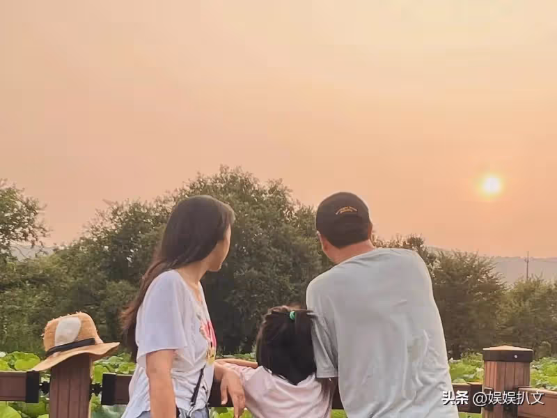 湯唯和韓國老公結婚十年,在西湖曬一家三口合照,七歲女兒個子高