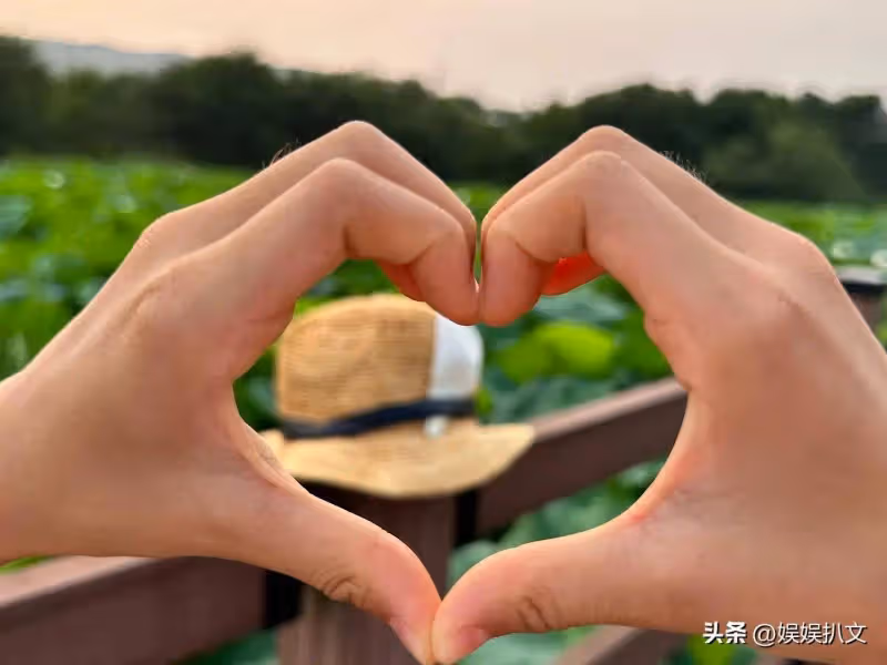 湯唯和韓國老公結婚十年,在西湖曬一家三口合照,七歲女兒個子高