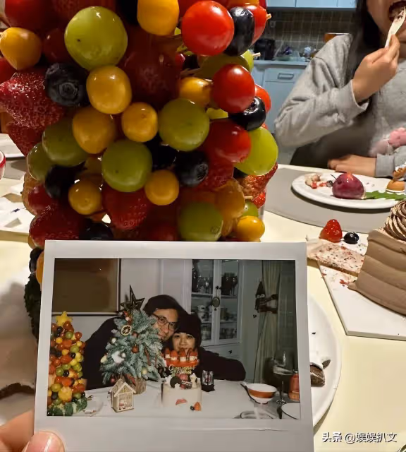 湯唯和韓國老公結婚十年,在西湖曬一家三口合照,七歲女兒個子高