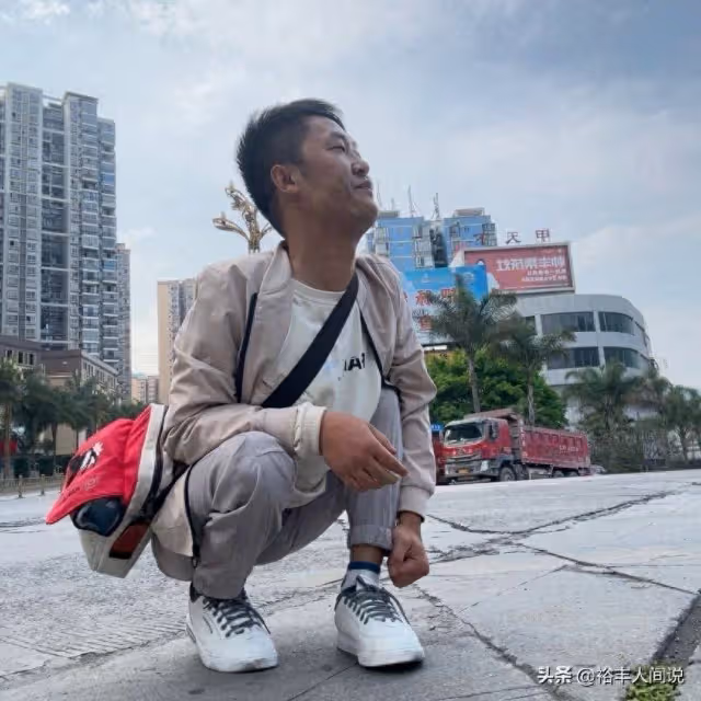 痛心!90後網紅周平不幸去世,蹲著走路獨居山林,知情人曝原因