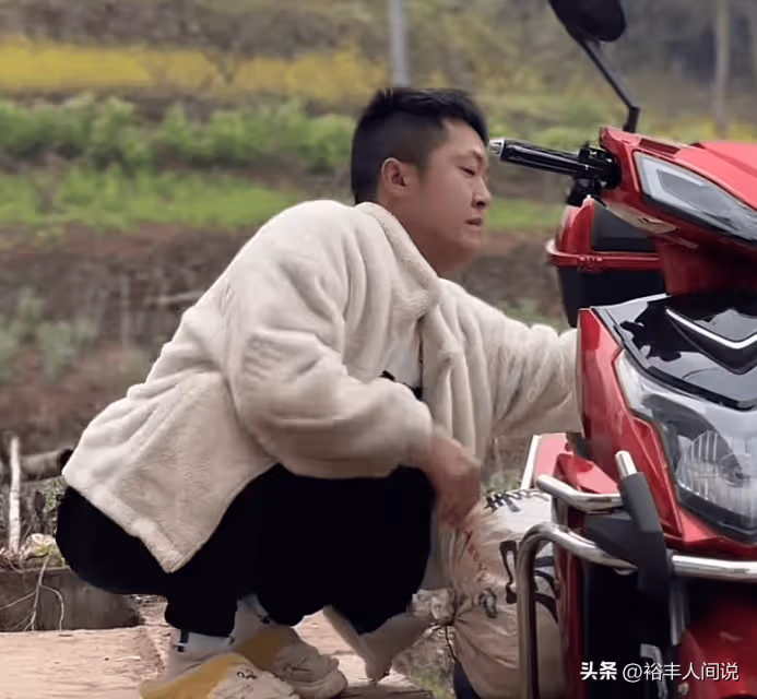 痛心!90後網紅周平不幸去世,蹲著走路獨居山林,知情人曝原因