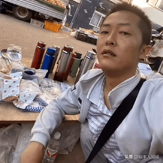 痛心!90後網紅周平不幸去世,蹲著走路獨居山林,知情人曝原因