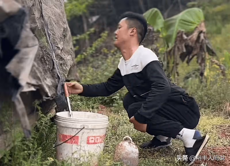 痛心!90後網紅周平不幸去世,蹲著走路獨居山林,知情人曝原因