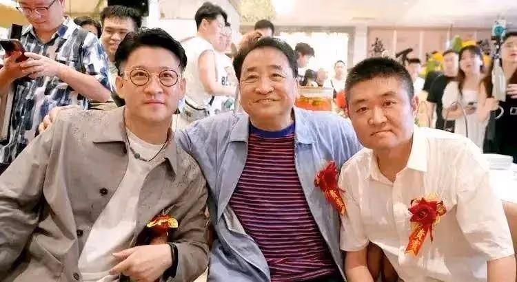 姜昆、曹雲金、苗阜難得同框,一同現身開業活動,開業排場十足