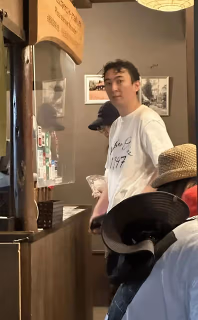 王思聰剪新髮型狀態顯油膩，帶女朋友抓娃娃喂鹿感情甜蜜，羨慕