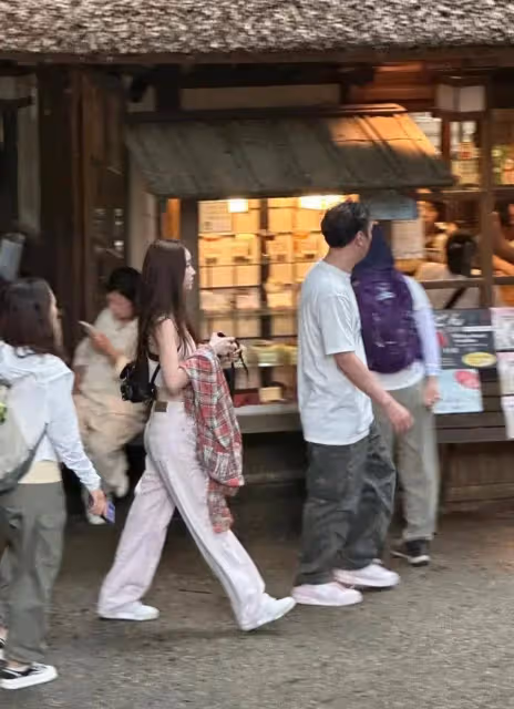 王思聰剪新髮型狀態顯油膩，帶女朋友抓娃娃喂鹿感情甜蜜，羨慕
