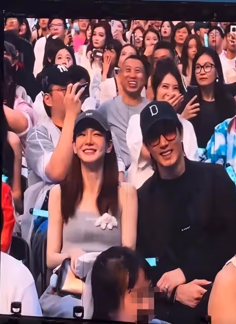 戚薇李承鉉帶女兒看薛之謙演唱會!一家三口好有愛