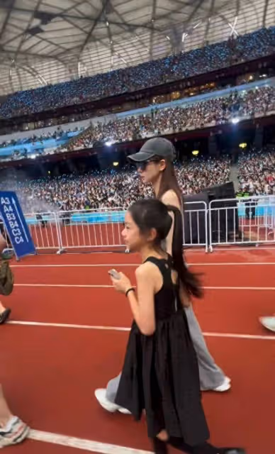 戚薇李承鉉帶女兒看薛之謙演唱會!一家三口好有愛