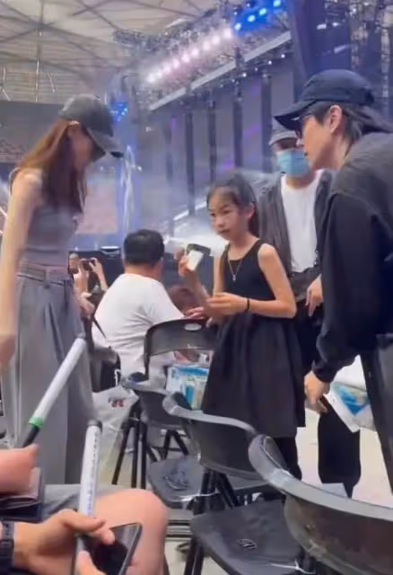 戚薇李承鉉帶女兒看薛之謙演唱會!一家三口好有愛