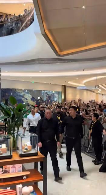 黃景瑜現身濟南參加活動,人山人海熱鬧非凡,黃景瑜大長腿太吸睛