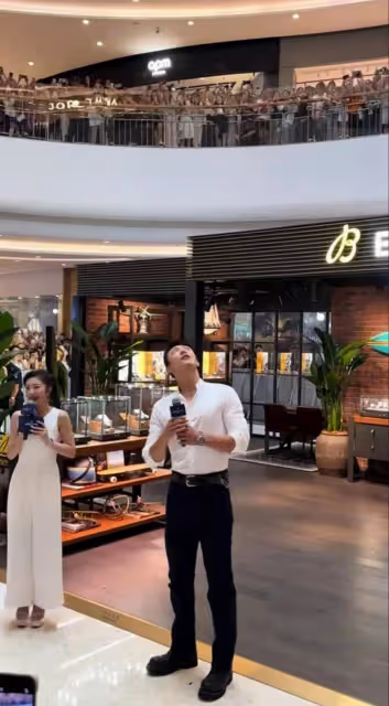 黃景瑜現身濟南參加活動,人山人海熱鬧非凡,黃景瑜大長腿太吸睛