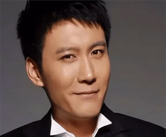 他是最乾淨的男演員,和妻子姐弟戀,相愛20年,一家三口很幸福