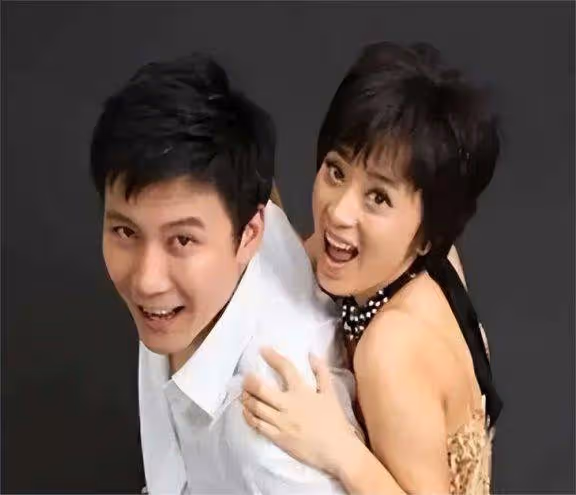 他是最乾淨的男演員,和妻子姐弟戀,相愛20年,一家三口很幸福