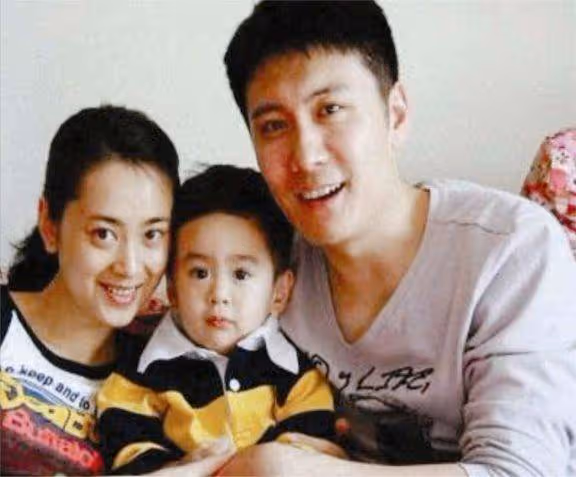 他是最乾淨的男演員,和妻子姐弟戀,相愛20年,一家三口很幸福