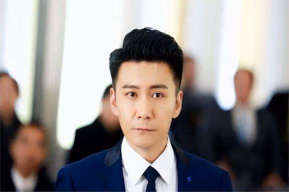 他是最乾淨的男演員,和妻子姐弟戀,相愛20年,一家三口很幸福