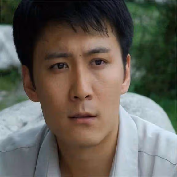 他是最乾淨的男演員,和妻子姐弟戀,相愛20年,一家三口很幸福