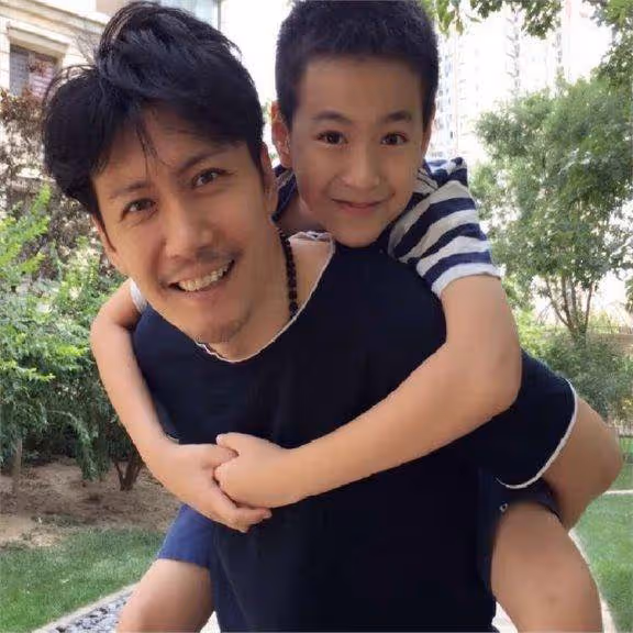 他是最乾淨的男演員,和妻子姐弟戀,相愛20年,一家三口很幸福