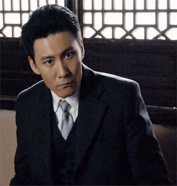 他是最乾淨的男演員,和妻子姐弟戀,相愛20年,一家三口很幸福