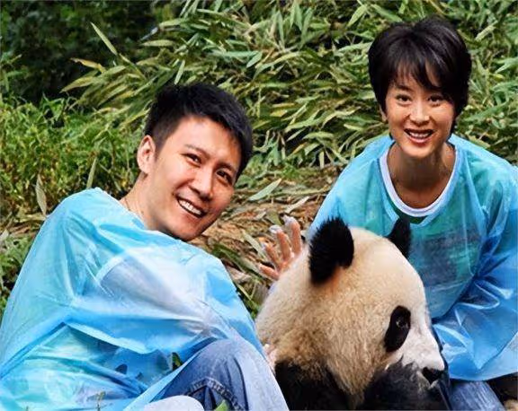 他是最乾淨的男演員,和妻子姐弟戀,相愛20年,一家三口很幸福