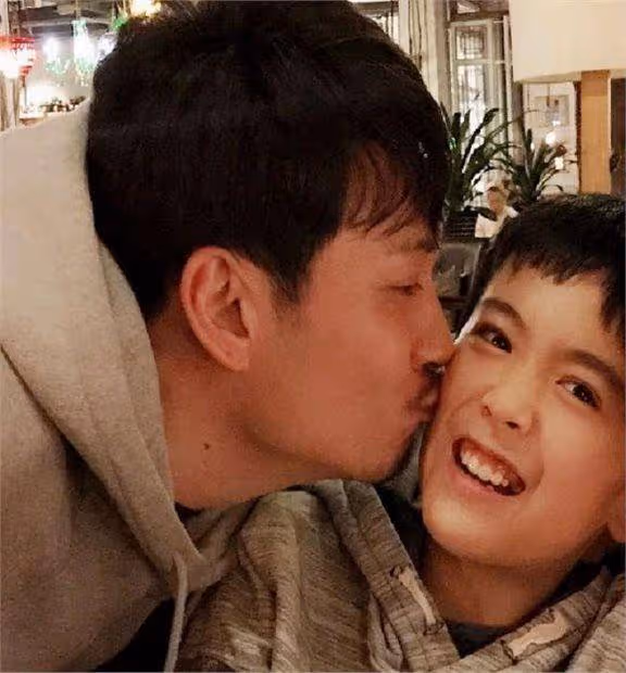 他是最乾淨的男演員,和妻子姐弟戀,相愛20年,一家三口很幸福