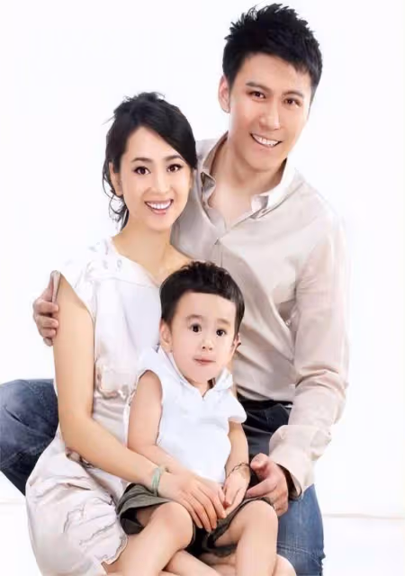他是最乾淨的男演員,和妻子姐弟戀,相愛20年,一家三口很幸福