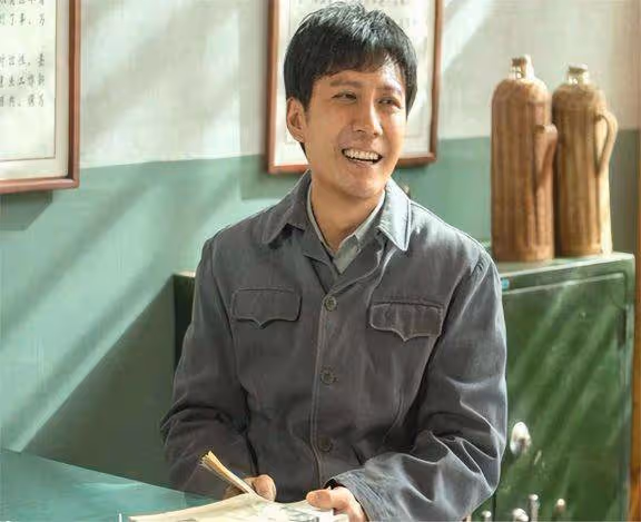 他是最乾淨的男演員,和妻子姐弟戀,相愛20年,一家三口很幸福