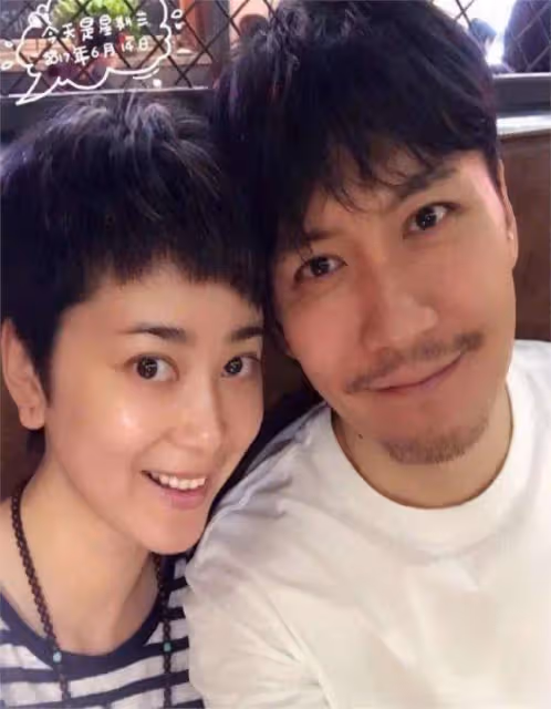 他是最乾淨的男演員,和妻子姐弟戀,相愛20年,一家三口很幸福