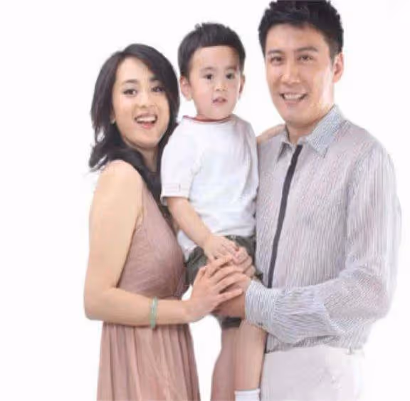 他是最乾淨的男演員,和妻子姐弟戀,相愛20年,一家三口很幸福