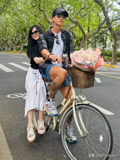 吳尊一家四口回汶萊過暑假,NeiNei期末成績超好,被學校公開表揚