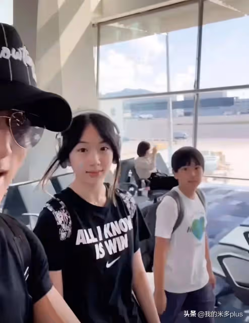 吳尊一家四口回汶萊過暑假,NeiNei期末成績超好,被學校公開表揚
