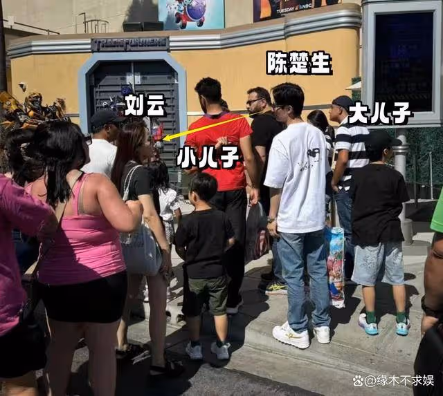 陳楚生一家國外旅遊,當眾向妻子撒嬌,劉雲四肢纖細星味十足!