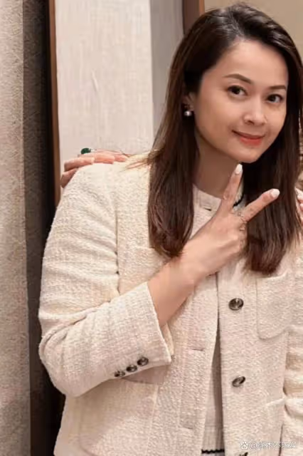 陳楚生一家國外旅遊,當眾向妻子撒嬌,劉雲四肢纖細星味十足!