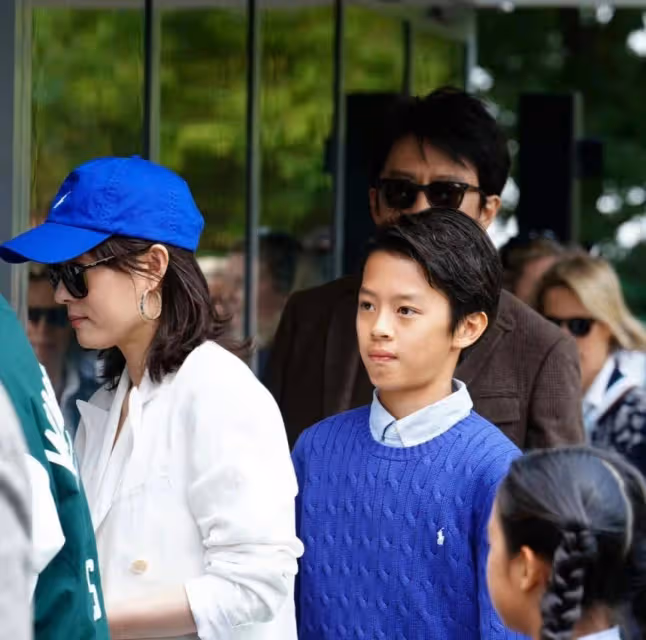 鄧超孫儷一家四口盛裝出席溫網決賽，兒子像媽女兒像爸，孫儷好美