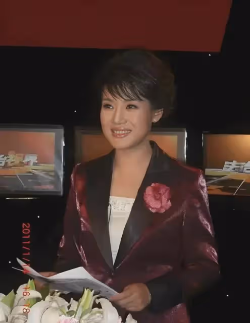 她曾是央視美女主持人，擠走原配嫁大14歲富豪，如今卻負債百億
