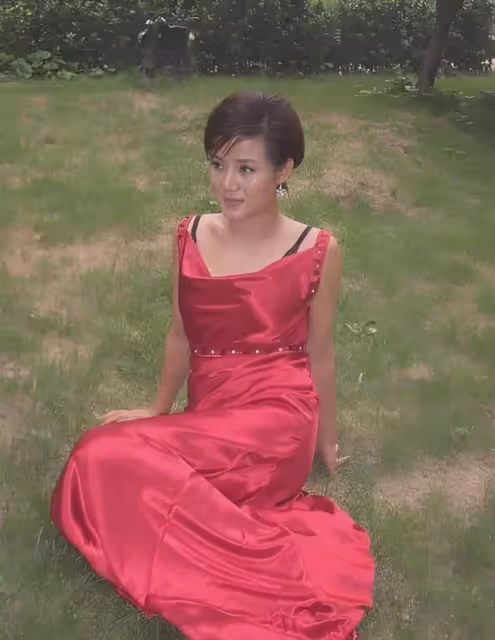她曾是央視美女主持人，擠走原配嫁大14歲富豪，如今卻負債百億