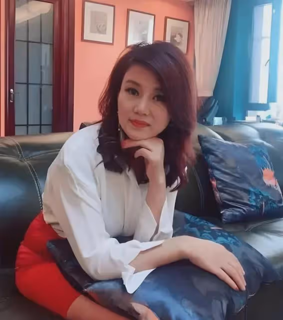 她曾是央視美女主持人，擠走原配嫁大14歲富豪，如今卻負債百億