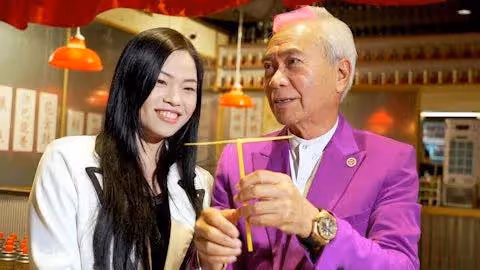 TVB老戲骨演唱會突然宣布取消，揚言等未婚妻出獄結婚，但身邊出現新女