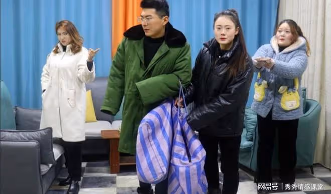 妻子帶2個妹妹住在家裡,我嫌她們飯量大:我累,養不起3個女人